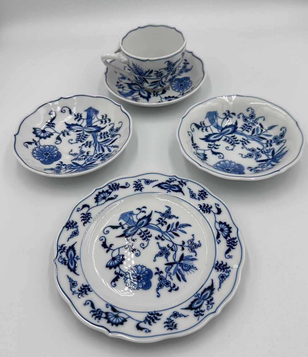 Blue Onion Blue & White 5pc Lot Cup & Saucer, Dessert Plate & Fruit Bowl